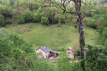 les trois maisons, gite de montagne en vallée d’aspe avec piscine, spa, sauna, animaux et stage sportif